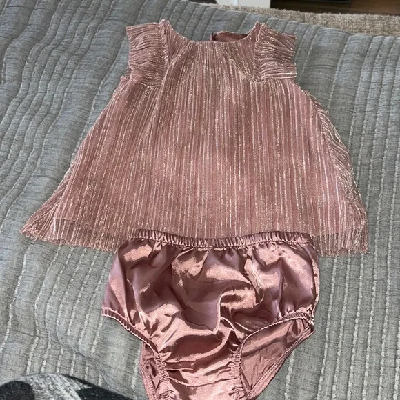 Do not pass up this beautiful metallic pinky mauve dress with matching bloomers - Picture 1 of 2